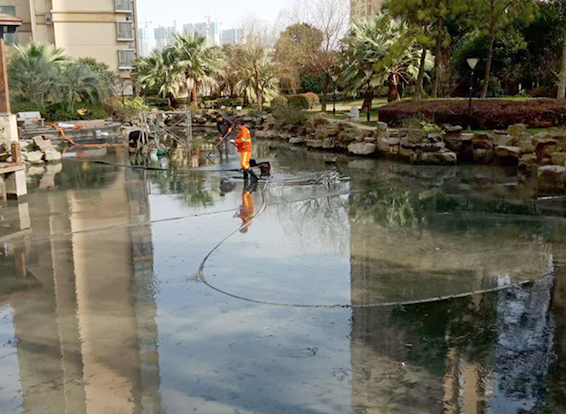 宁强景观池淤泥清理