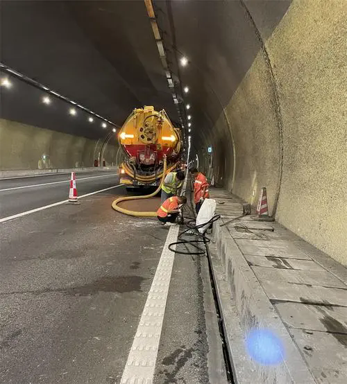 宁强隧道排水渠清淤